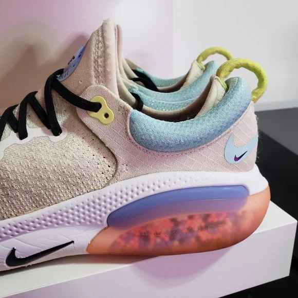 Nike Women's Joyride Run Flyknit - Picture 6 of 11